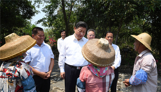 　　2018年4月13日上午，习近平在海口市秀英区石山镇施茶村考察时，同村民亲切交谈。