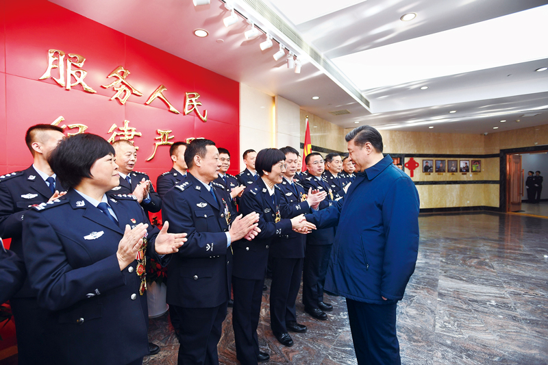 2019年2月1日，中共中央总书记、国家主席、中央军委主席习近平在北京看望慰问基层干部群众，考察北京冬奥会、冬残奥会筹办工作。这是1日上午，习近平在北京市公安局，同公安英模和干警代表一一握手，向全国广大公安干警致以新春祝福。 新华社记者 谢环驰/摄